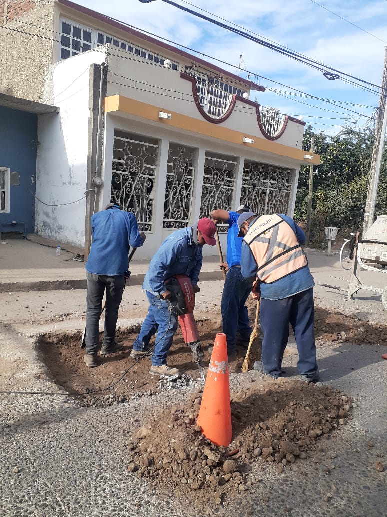 Personal del ayuntamiento de Mazatlán en una obra pública