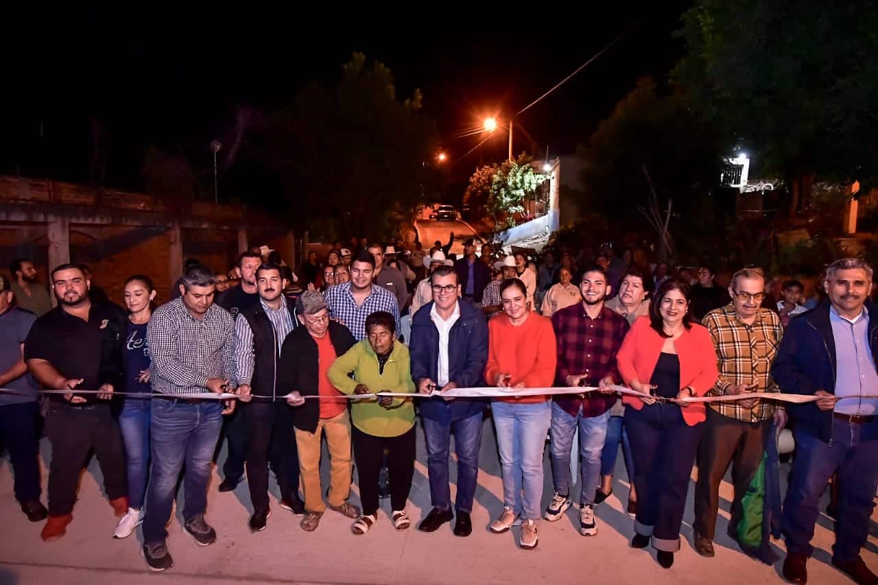 El alcalde Édgar González Zatarain encabezó la entrega de la calle pavimentada en El Quelite.