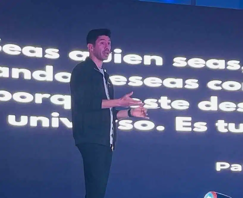 Oribe Peralta en una convención empresarial de Grupo Dportenis en Mazatlán