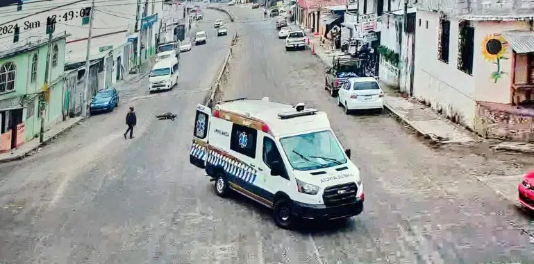 Se abre puerta de ambulancia y cae un paciente en Chiapas