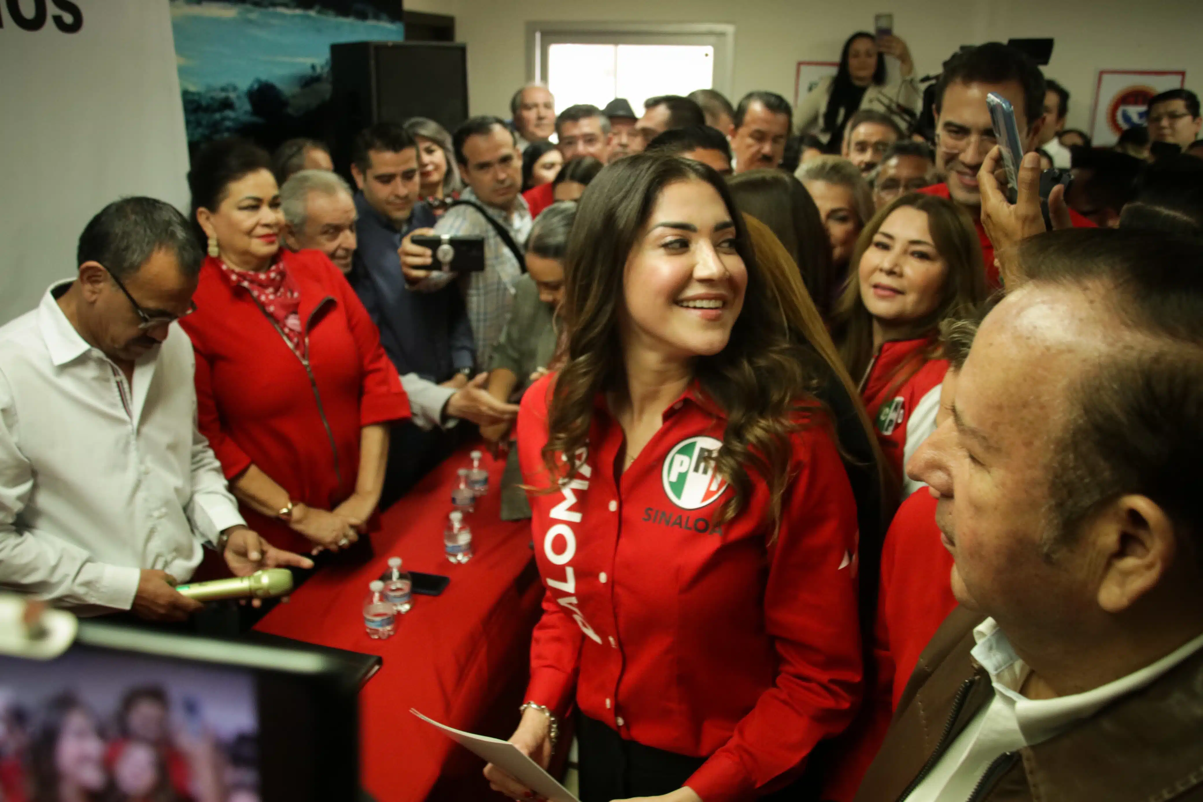 Paloma Sánchez precandidata al Senado de la República por el PRI en el registro en Culiacán