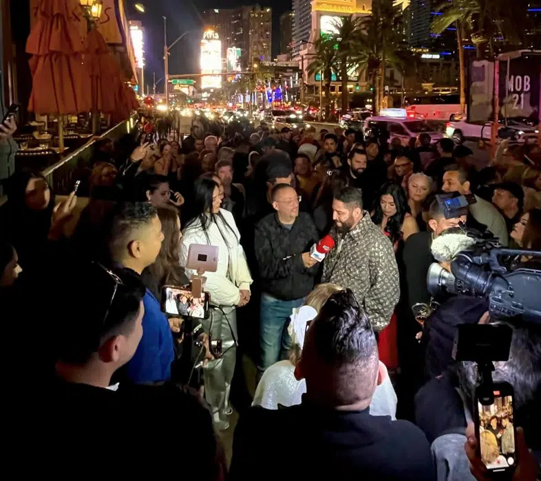 Multitud de personas sobre Pancho Barraza en Las Vegas