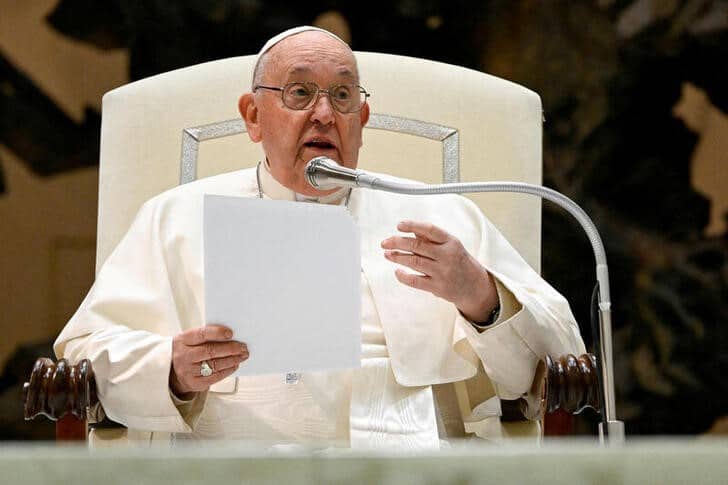 Papa Francisco interrumpe discurso a causa de la bronquitis; se le complicó hablar