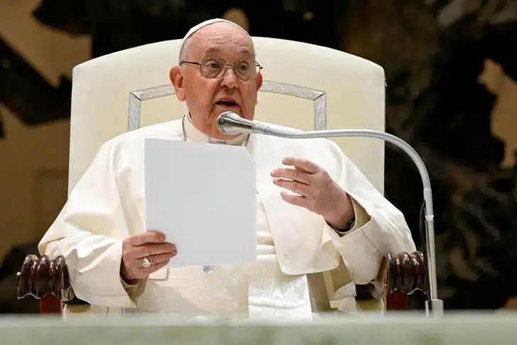 Papa Francisco interrumpe discurso a causa de la bronquitis; se le complicó hablar