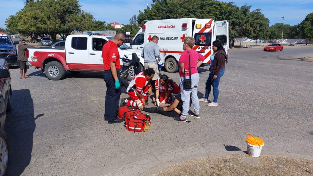 Paramédicos atendiendo persona accidentada