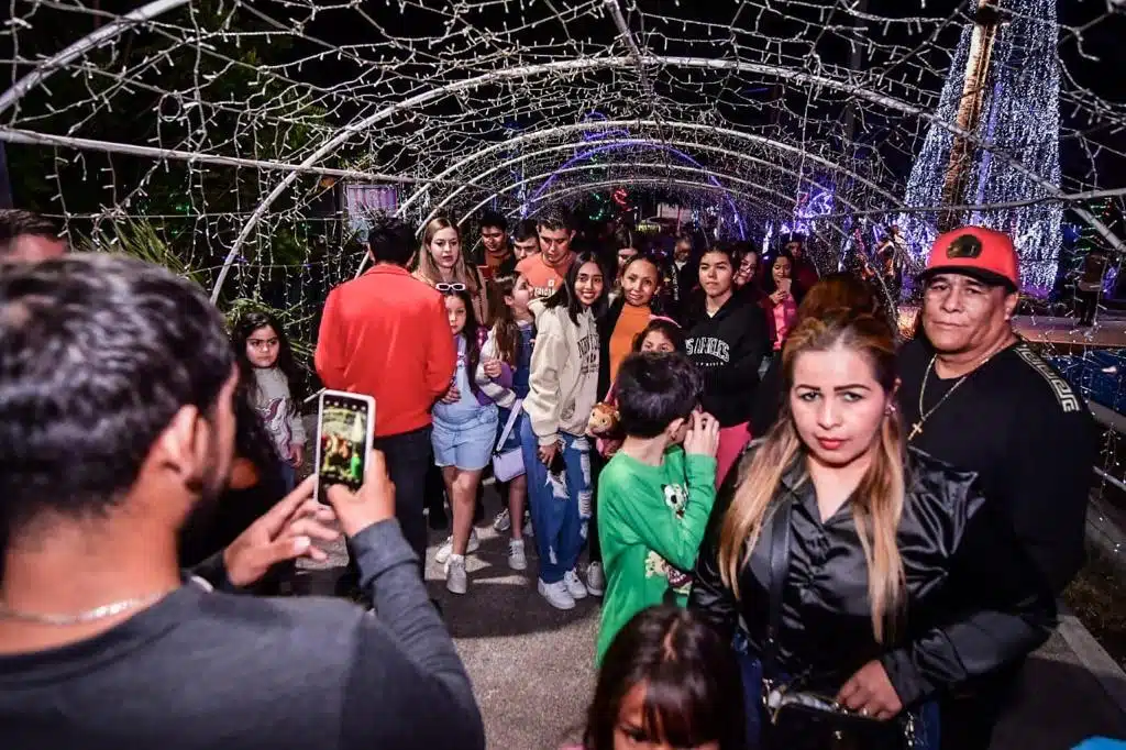 Personas en el Parque Central de la Villa Navideña en Mazatlán