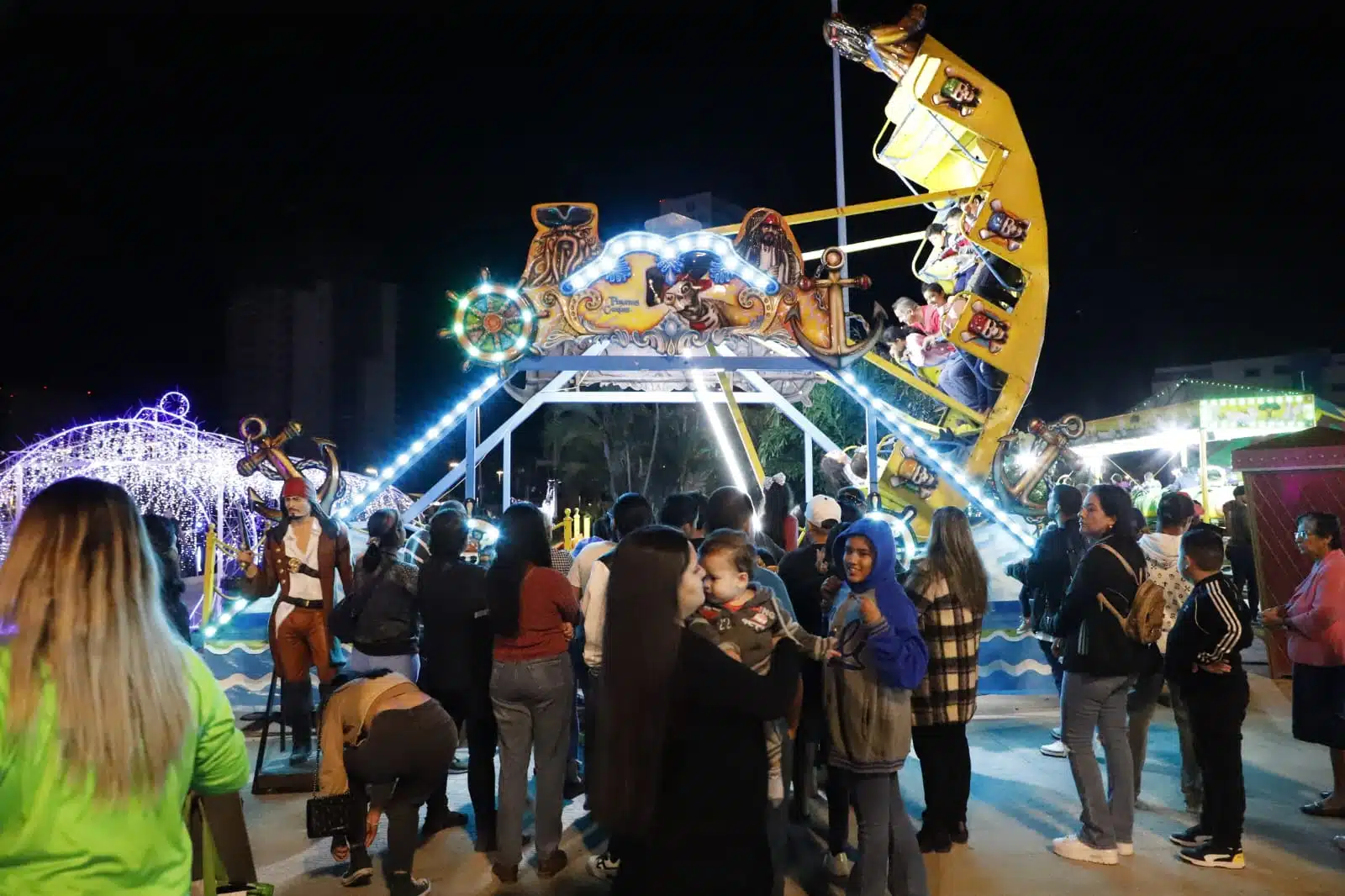 Personas en el Parque Central de la Villa Navideña en Mazatlán