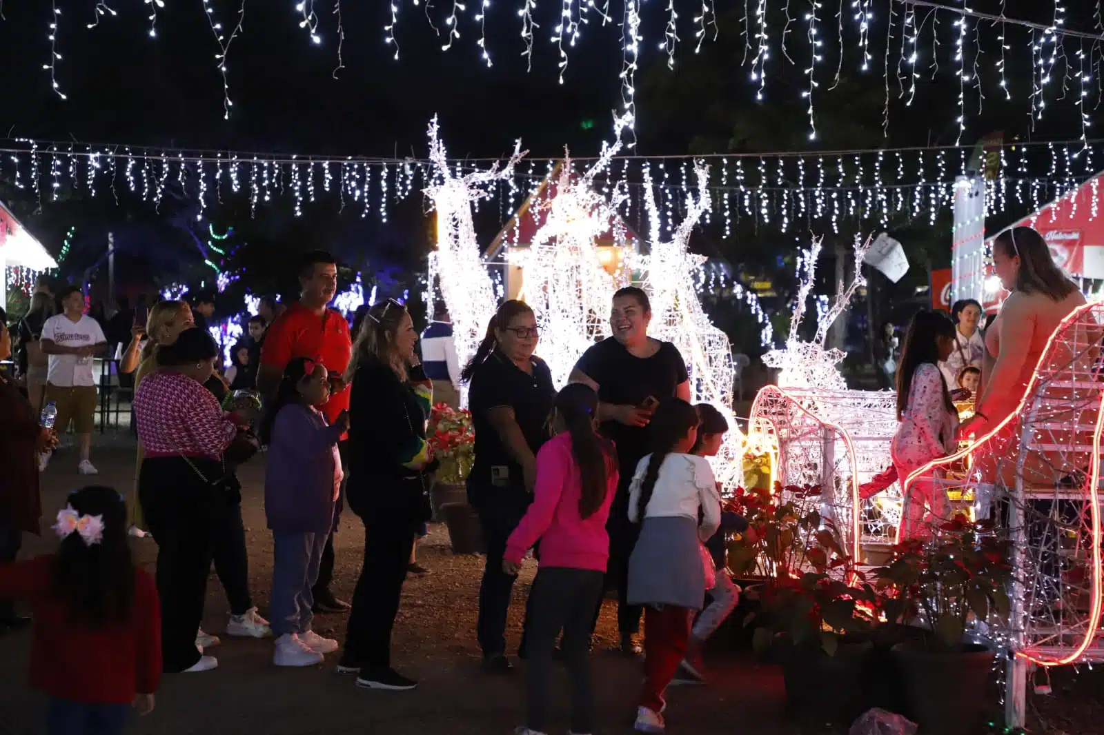 Personas en el Parque Central de la Villa Navideña en Mazatlán