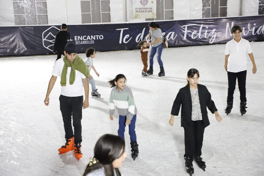 Personas en la pista de hielo en el Parque Central de la Villa Navideña en Mazatlán