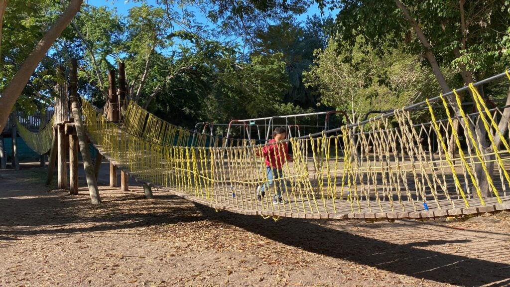 Niño en puente del Parque Sinaloa