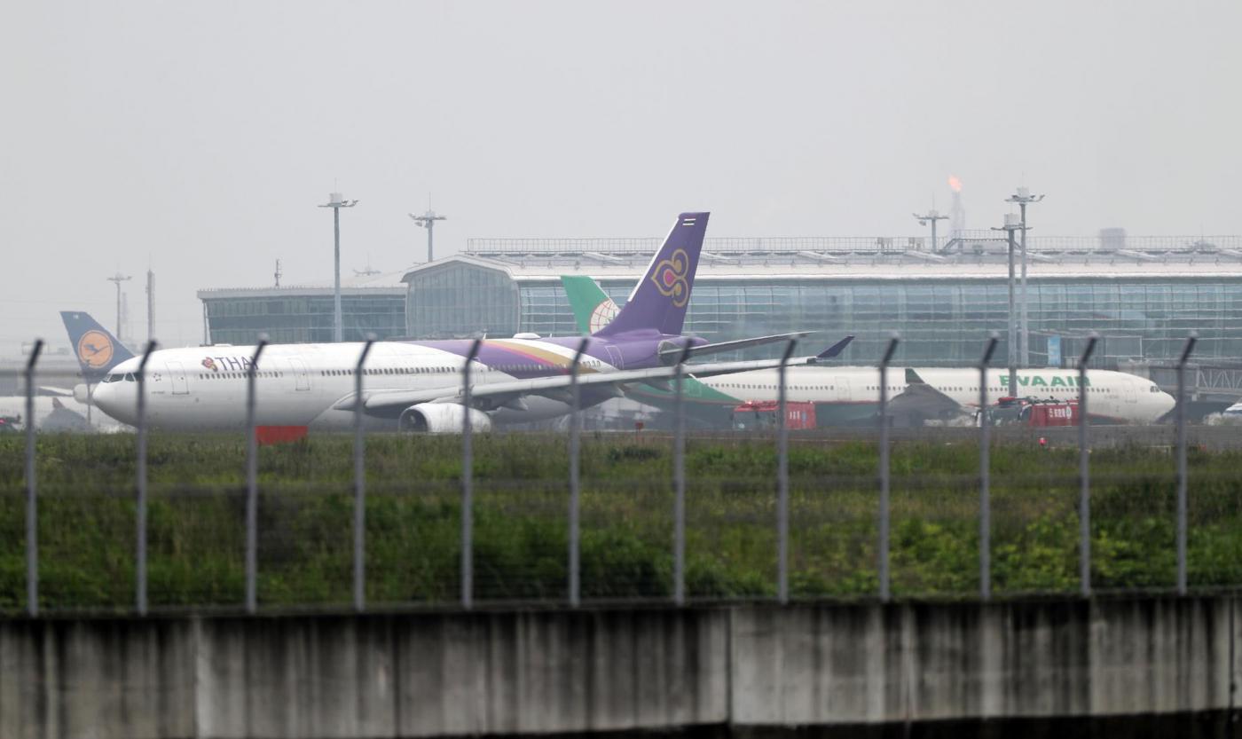Pasajero agrede a una asistente de vuelo; avión regresa al punto de salida