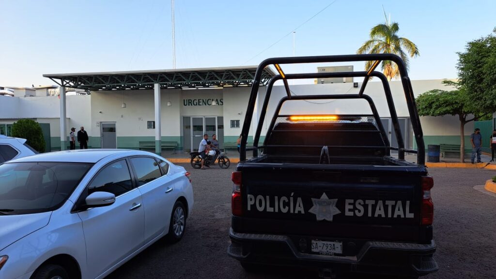 Patrulla de la PEP estacionada afuera del IMSS Bienestar en Guamúchil