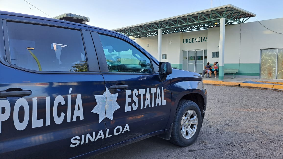 Patrulla de la PEP estacionada afuera del IMSS Bienestar en Guamúchil