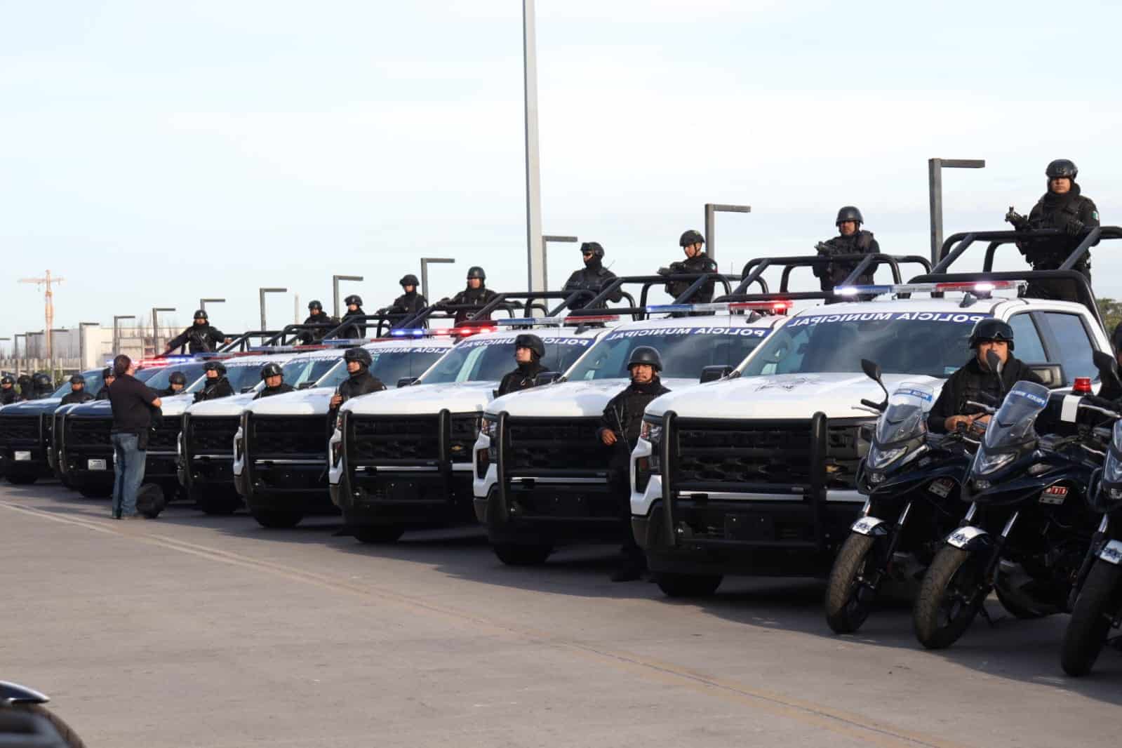 Patrullas y elementos de la Policía Municipal de Mazatlán