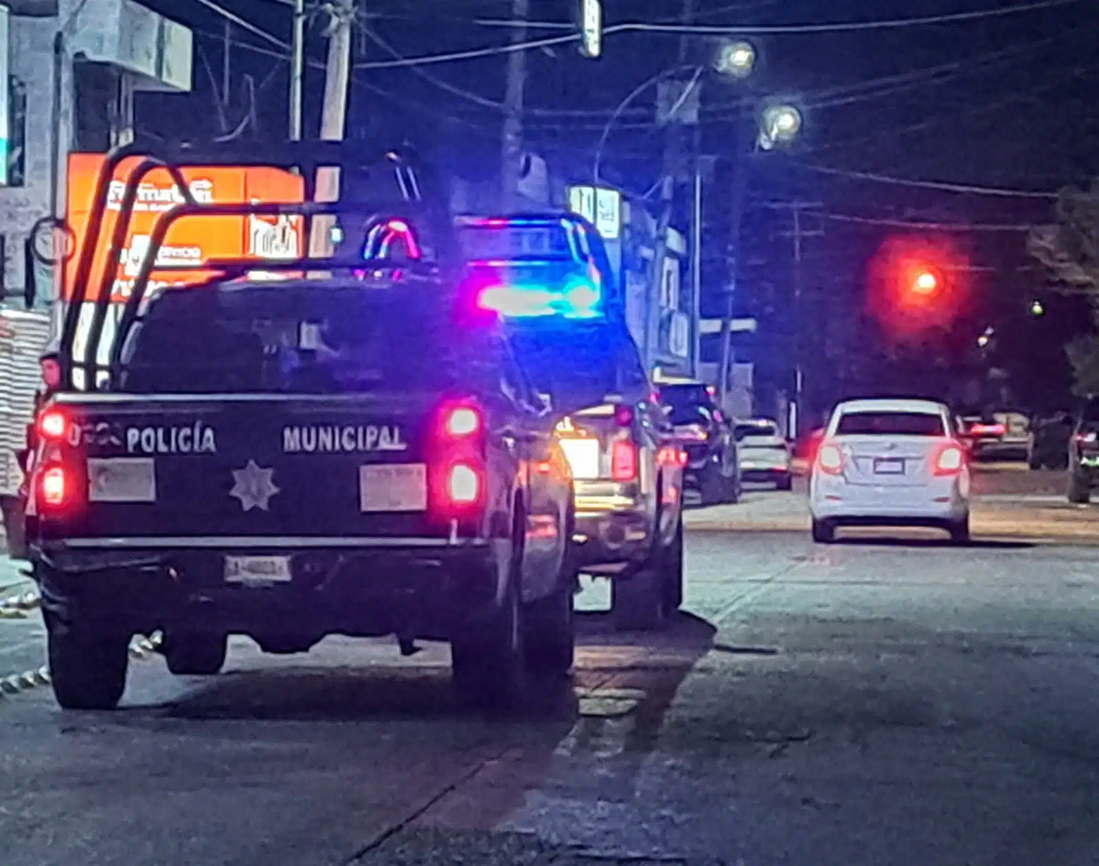 Patrullas de la Policía Municipal durante recorrido de noche en Culiacán