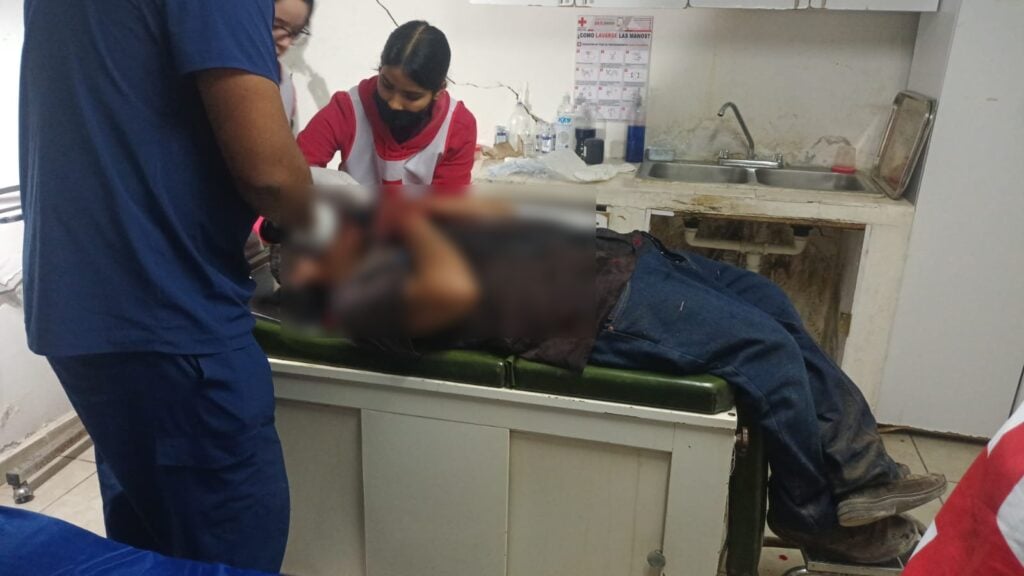 Una persona siendo atendida por personal de la Cruz Roja en Ruíz Cortines, Guasave