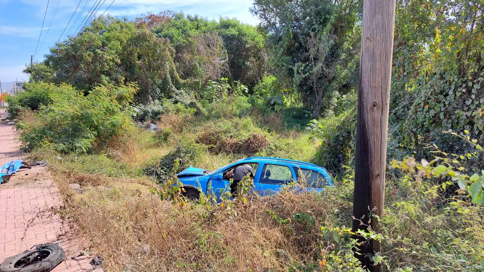 unidad motriz Chevrolet Chevy tipo vagoneta, azul.