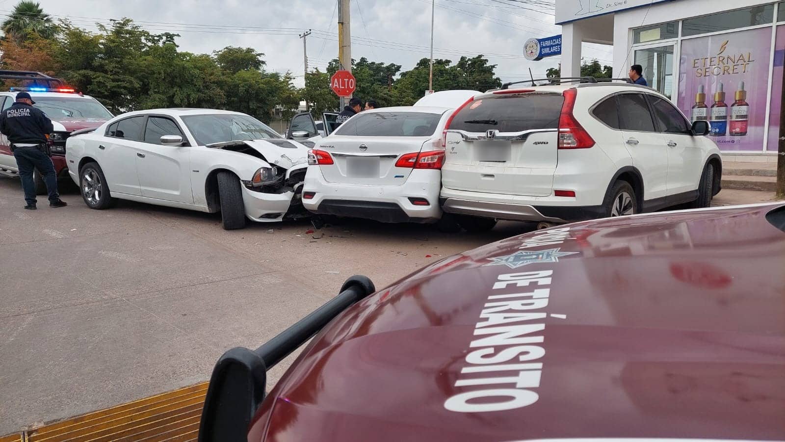 Carro chocado del frente tras un accidente tipo carambola en Los Mochis