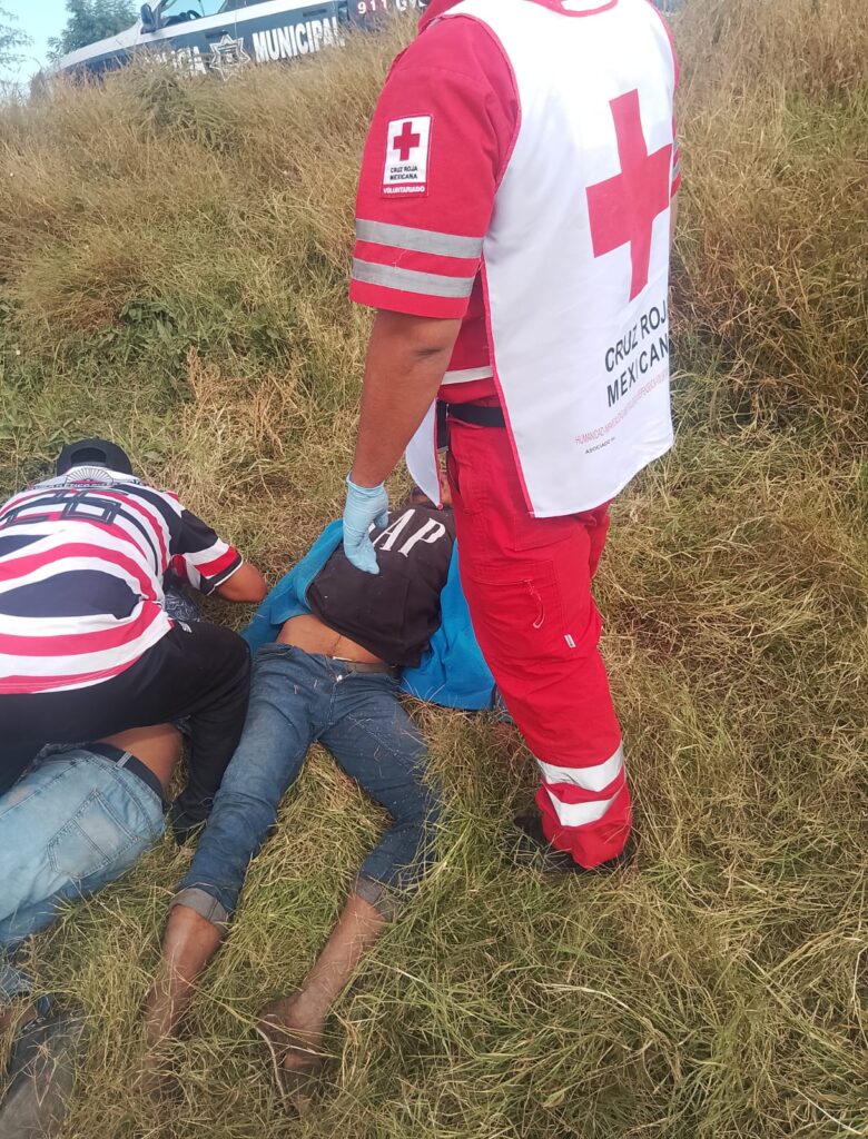 Personas accidentadas siendo atendidas por paramédicos de la Cruz Roja Mexicana de Guasave.