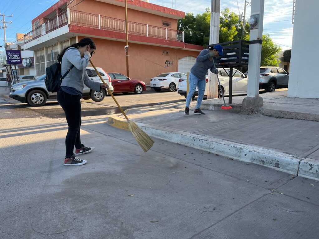 Personas realizando limpieza en calles de Salvador Alvarado.