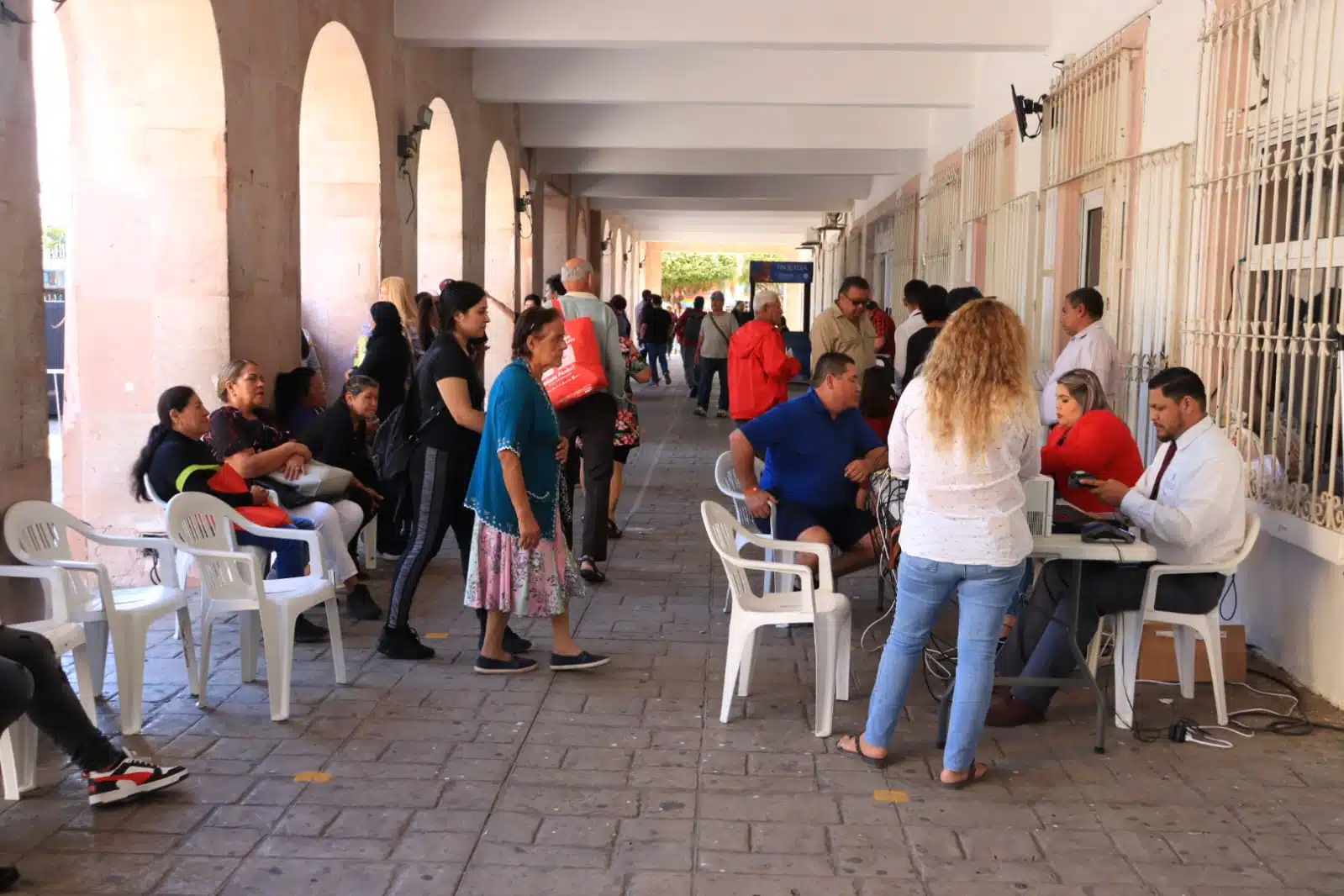 Personas haciendo filas para pagar el predial en Mazatlán