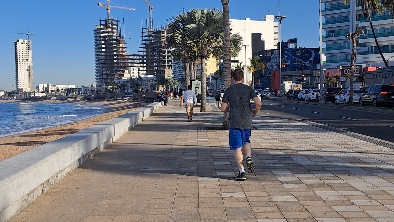 Personas salen de sus casas muy temprano a ejercitarse a pesar del intenso frío en Mazatlán.