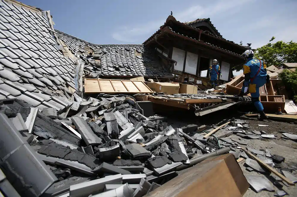 Pidieron auxilio personas atrapadas entre los escombros tras terremoto en Japón