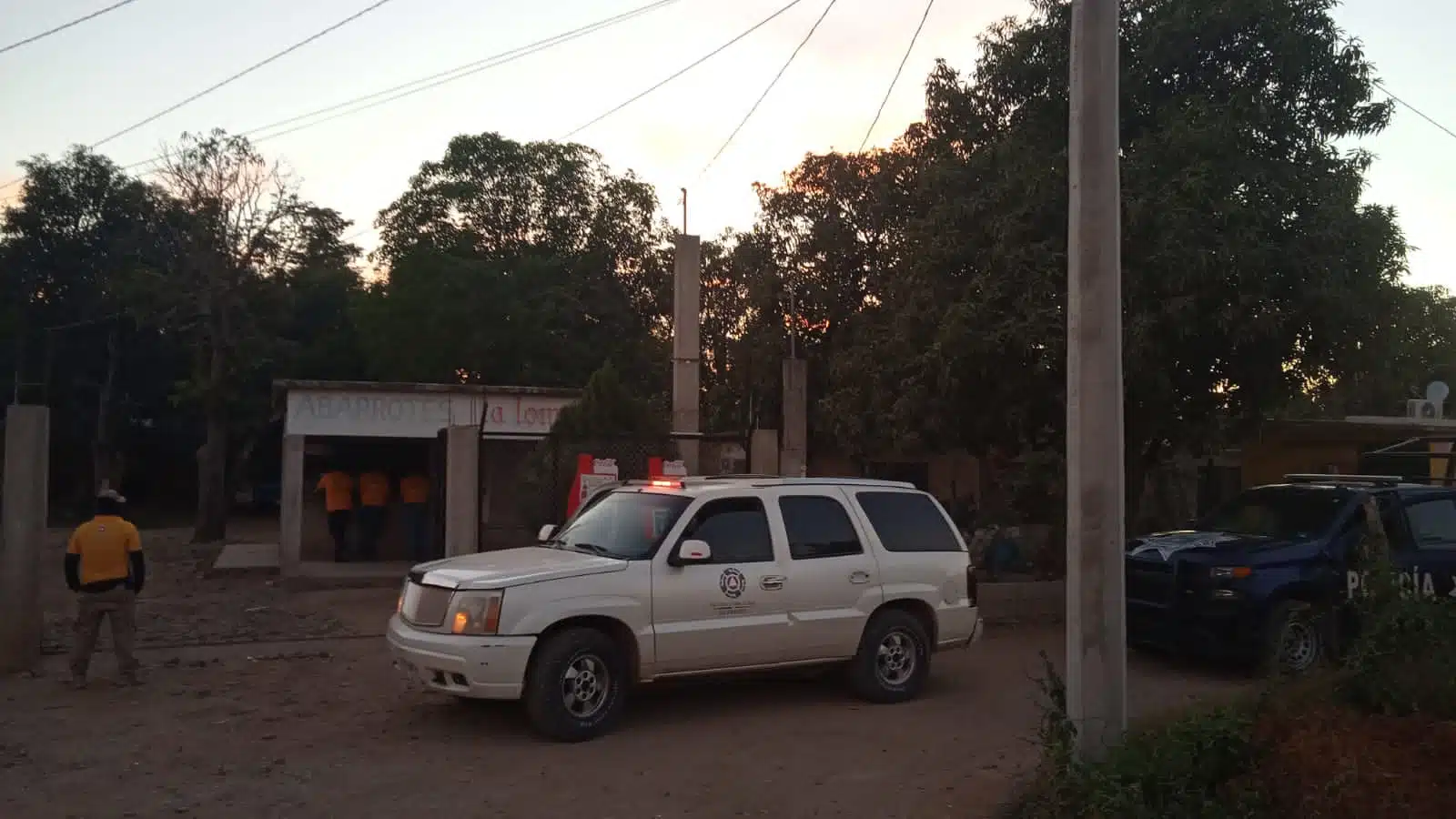 2 camionetas una de la policía estatal y la otra de protección civil en El Fuerte