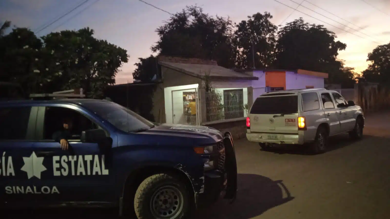 2 camionetas una de la policía estatal y la otra de protección civil en El Fuerte