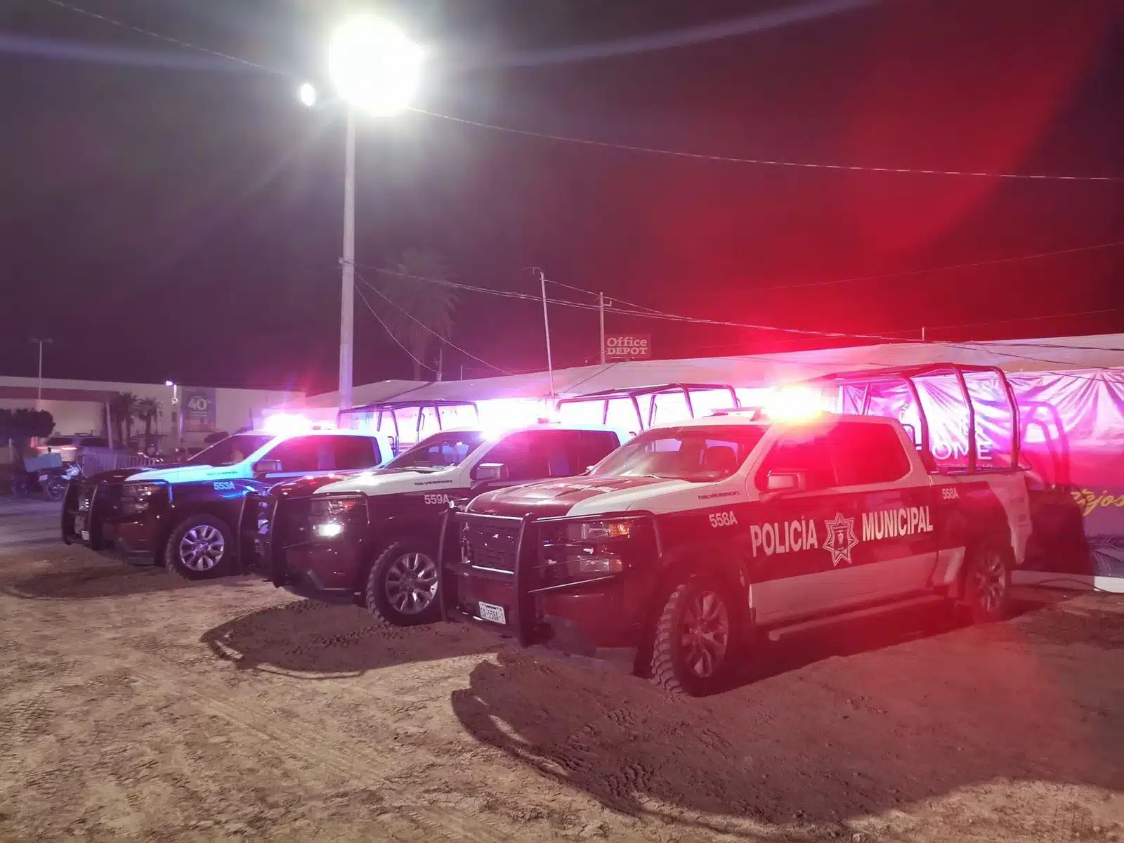 Camionetas con las sirenas encendidas de la Policía Municipal de Ahome