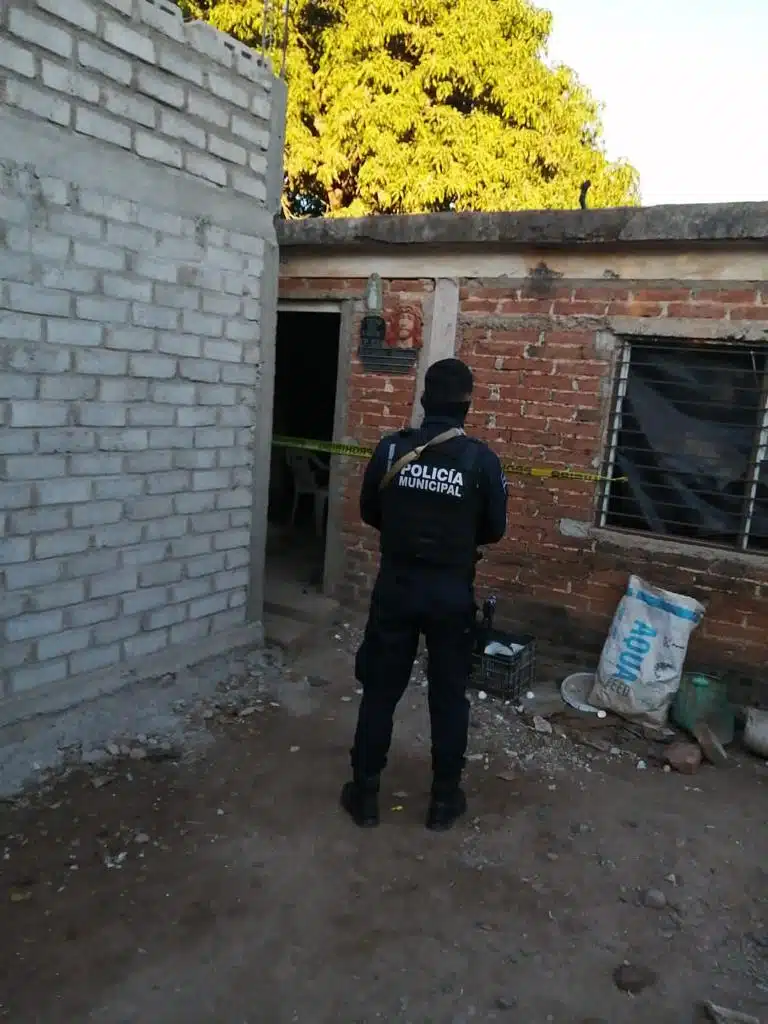 Elemento de la policía municipal de Angostura en un domicilio donde encontraron a un hombre sin vida