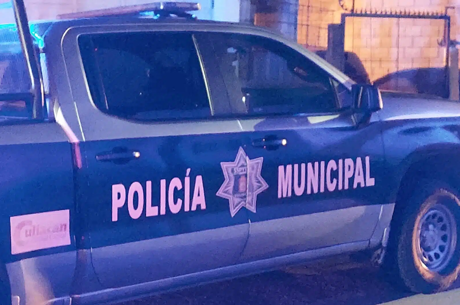 Parte del lado del copiloto de una patrulla de la Policía Municipal de Culiacán