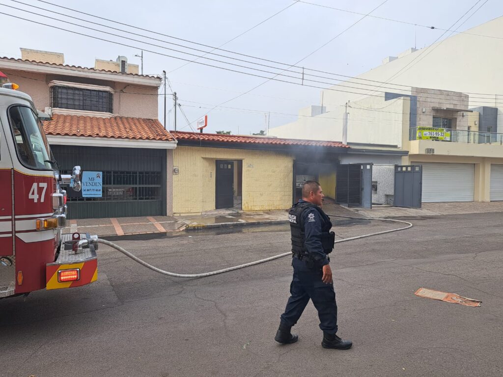 Policía acude al lugar de incendio en Las Quintas Culiacán