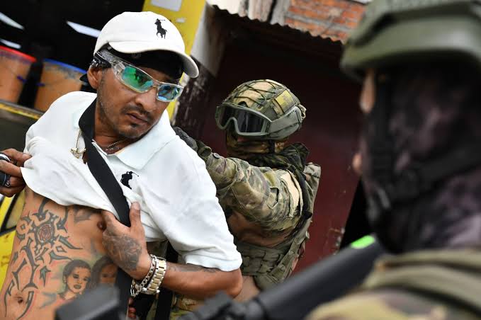 Policía de Ecuador excluirá aspirantes con tatuajes para evitar infiltración criminal