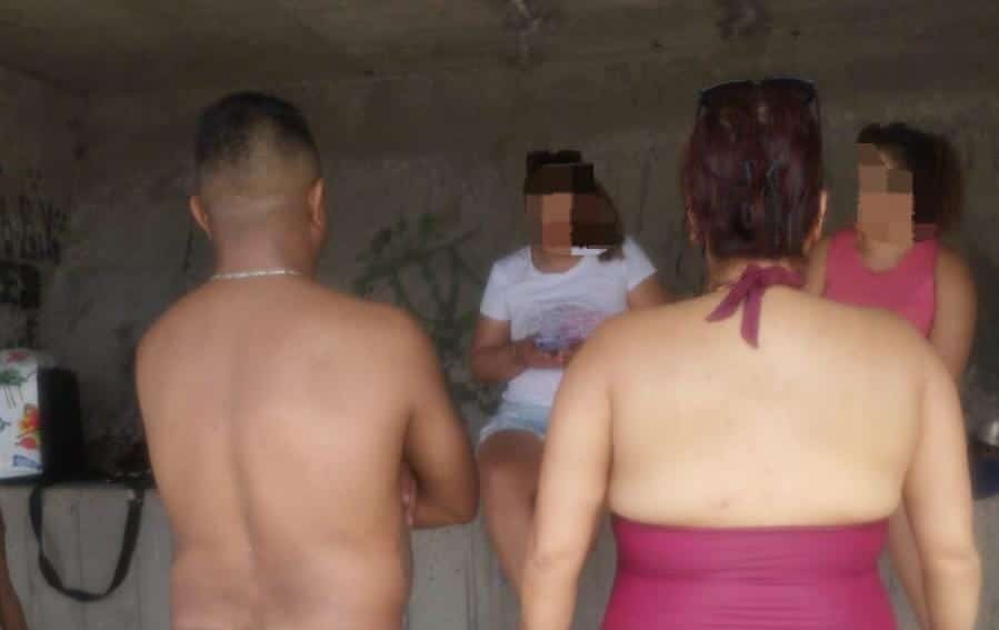 Dos turistas que eran jalados por el mar fueron rescatados.