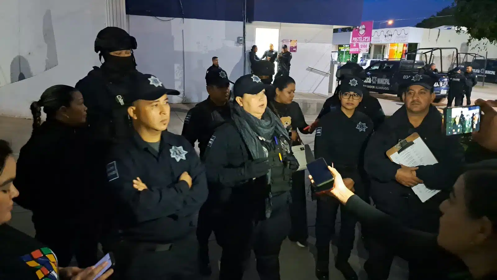Policías municipales de Salvador Alvarado durante paro de labores