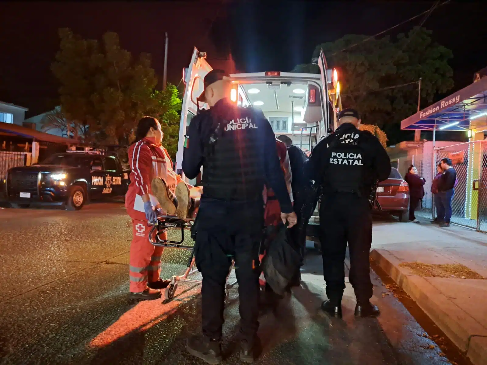 Policías y paramédicos de Cruz Roja en Culiacán