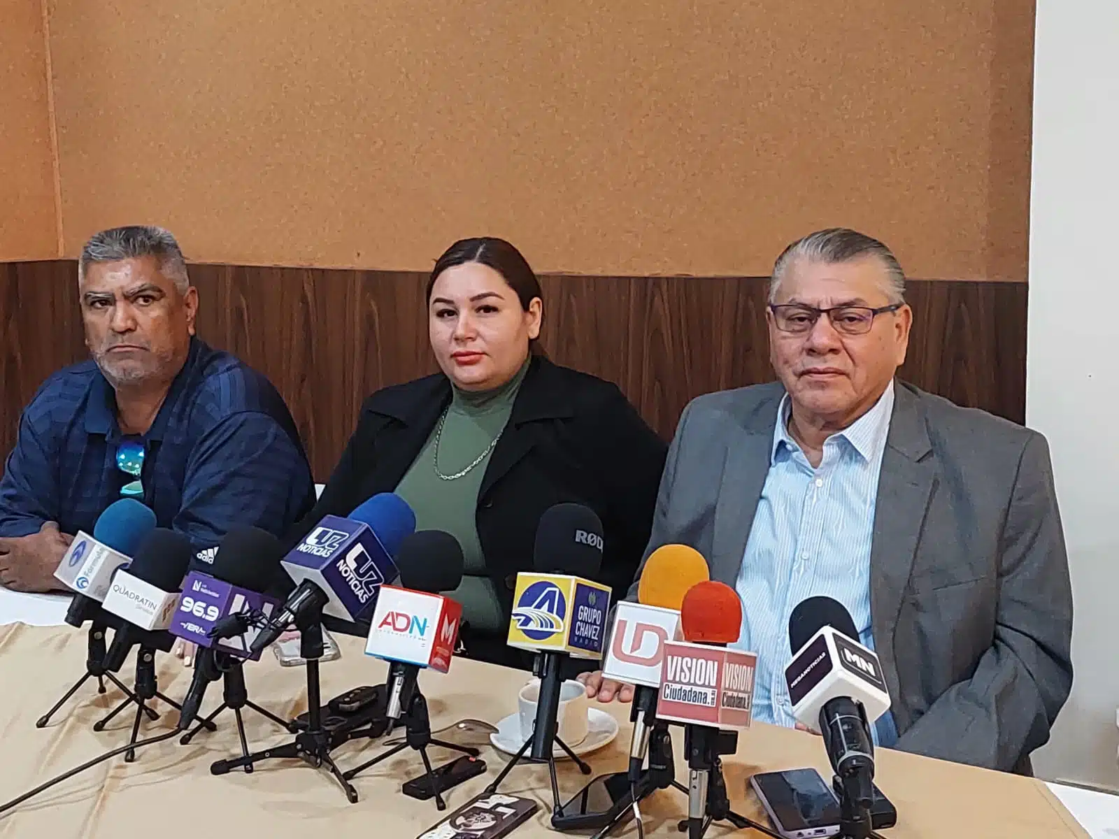 3 personas en conferencia de prensa con los medios de comunicación en Culiacán