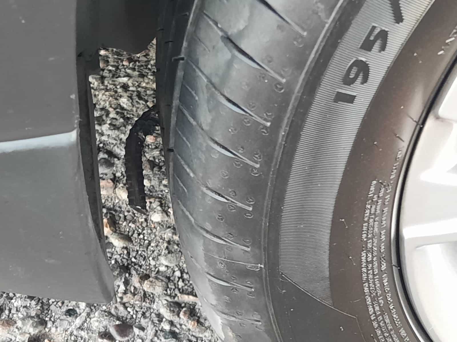 Carro con un ponchallantas que tiraron en Culiacán en la una de sus llantas
