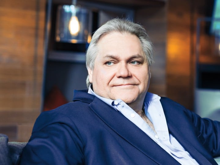 Por pre infarto, se desvanece y pierde el conocimiento el famoso empresario Carlos Bremer