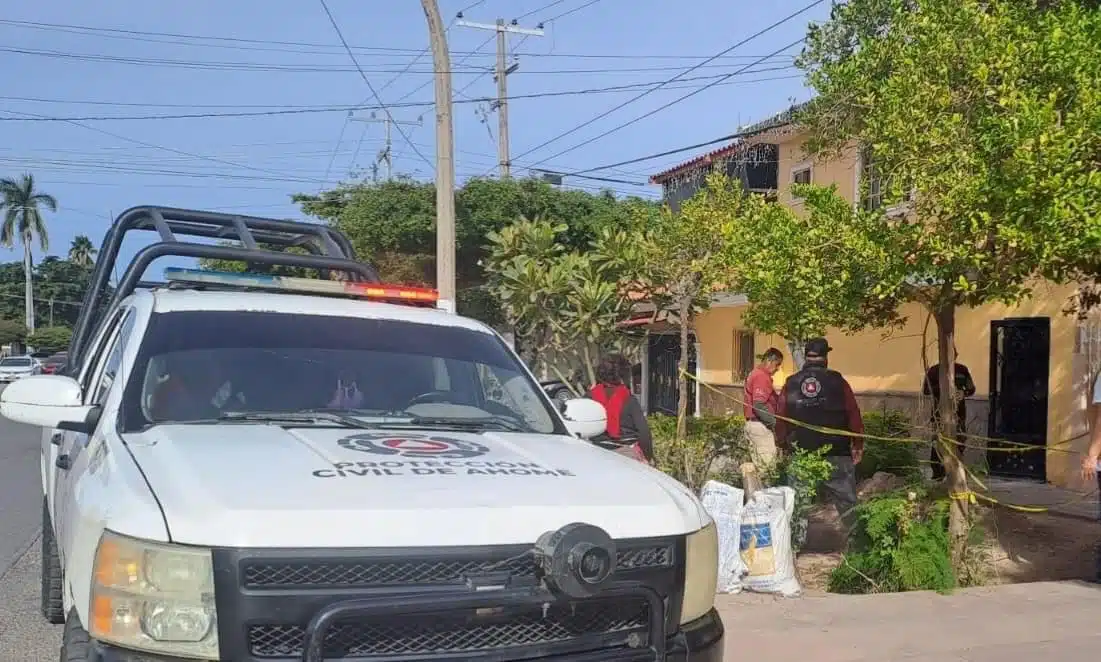 Camioneta de Protección Civil de Ahome en una colonia de Los Mochis