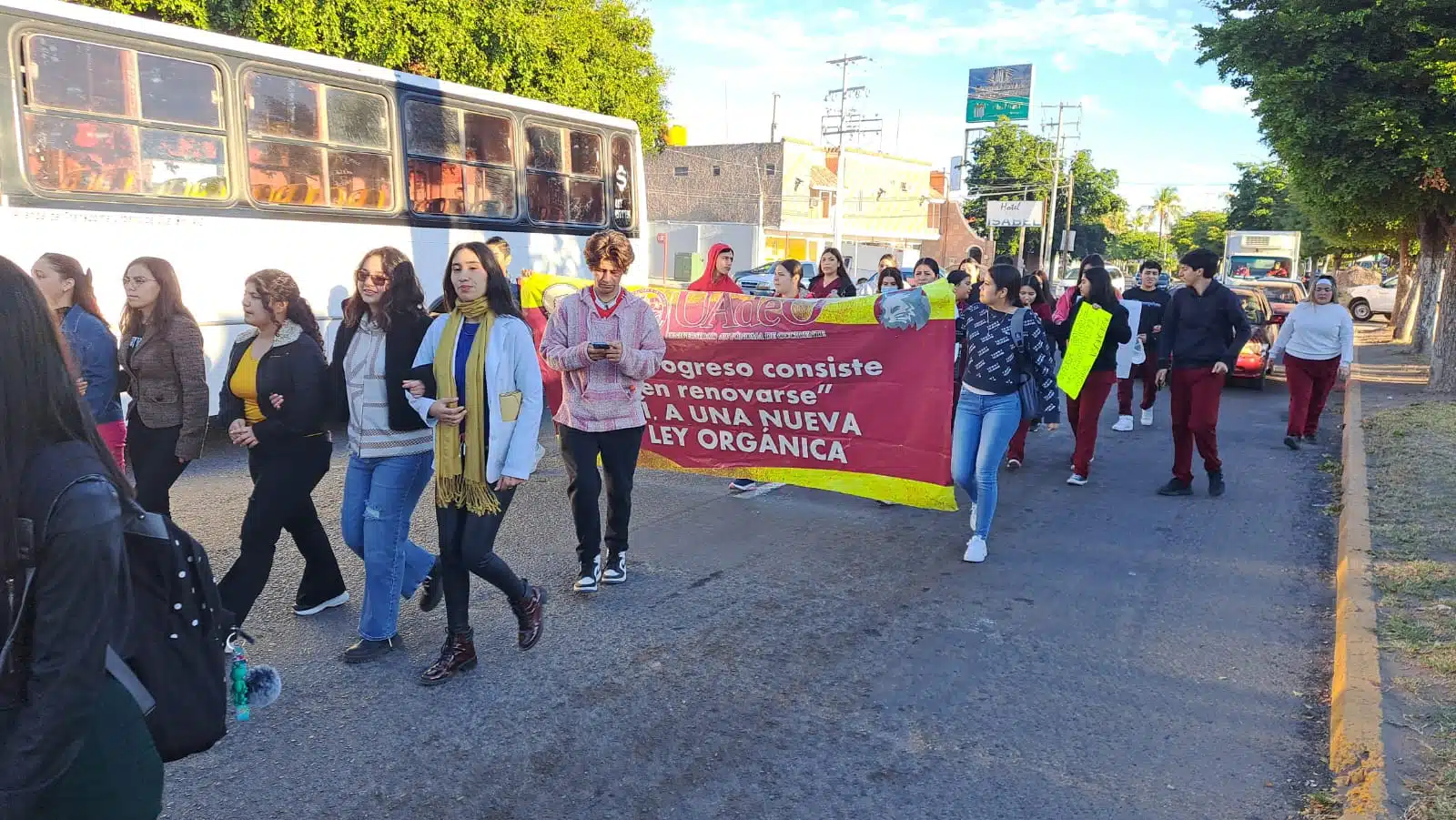 Alumnos de la UAdeO manifestándose por las calles de Guasave