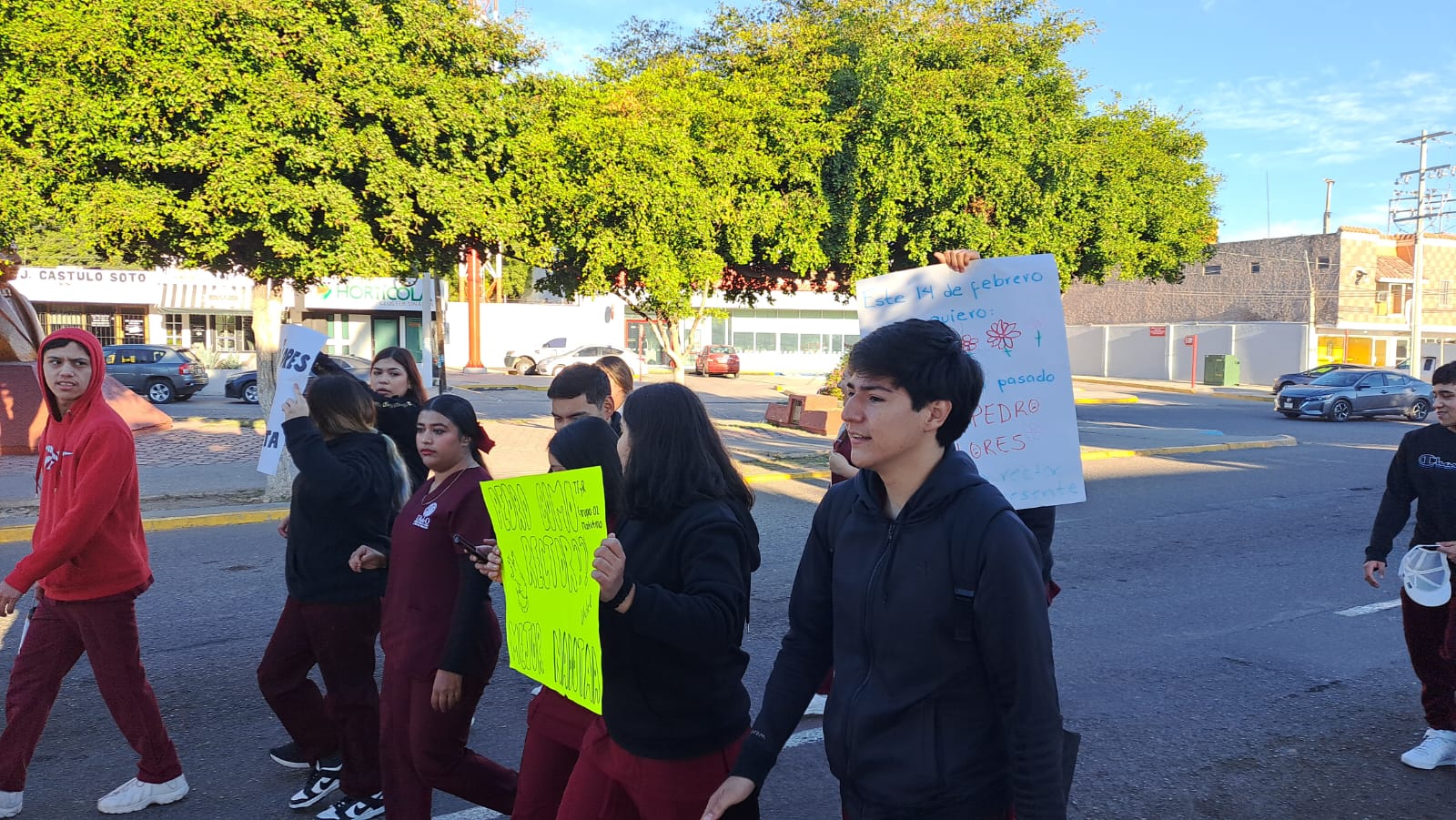 Alumnos de la UAdeO manifestándose por las calles de Guasave