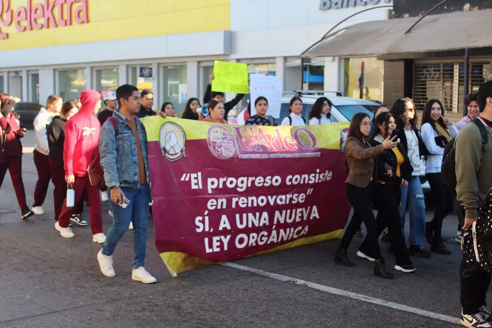 Alumnos de la UAdeO manifestándose por las calles de Guasave