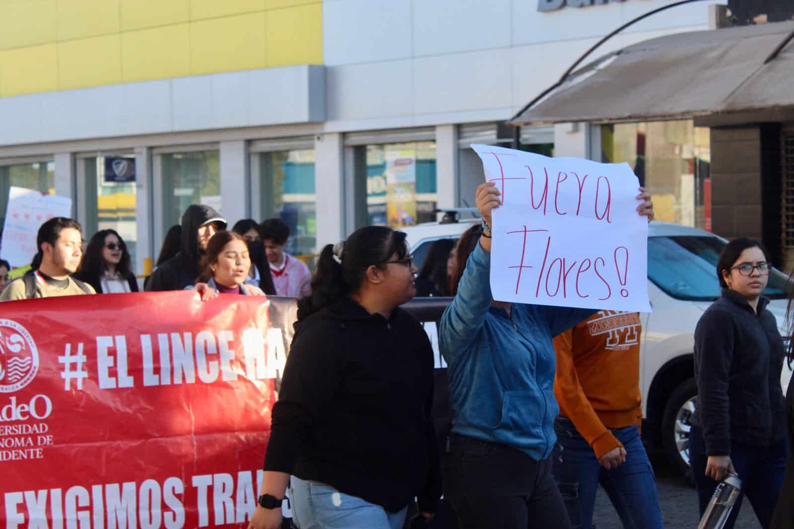 Alumnos de la UAdeO manifestándose por las calles de Guasave