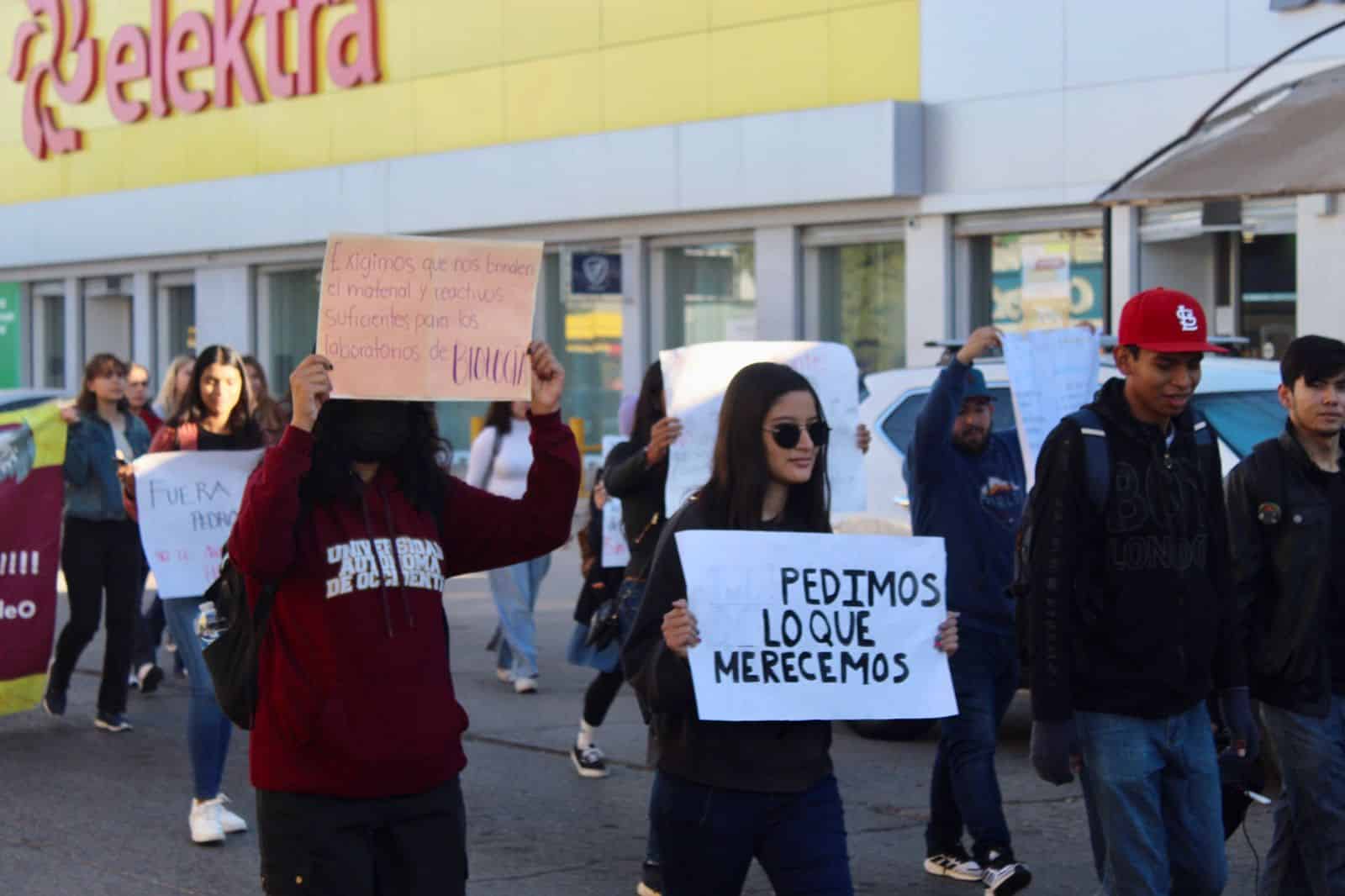 Alumnos de la UAdeO manifestándose por las calles de Guasave