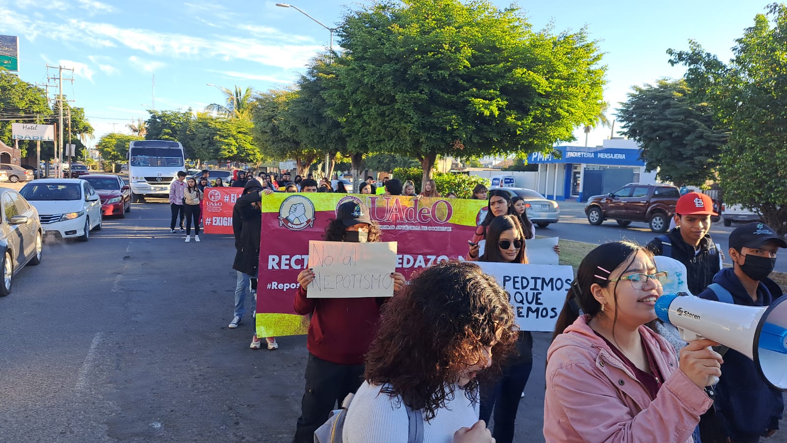 Alumnos de la UAdeO manifestándose por las calles de Guasave