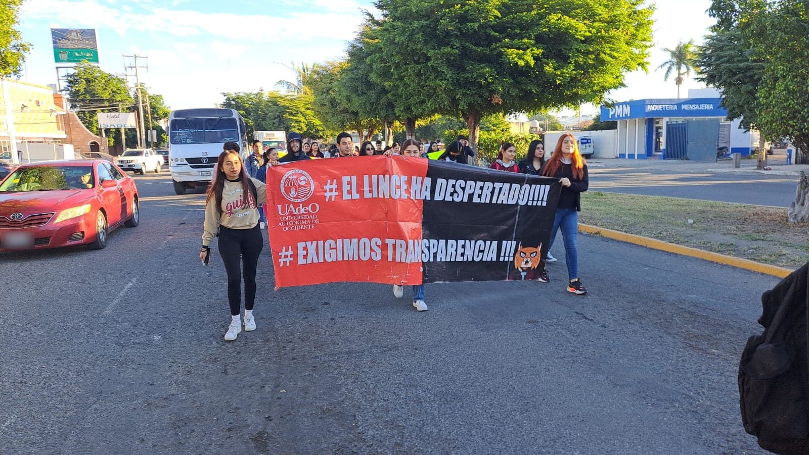 Alumnos de la UAdeO manifestándose por las calles de Guasave