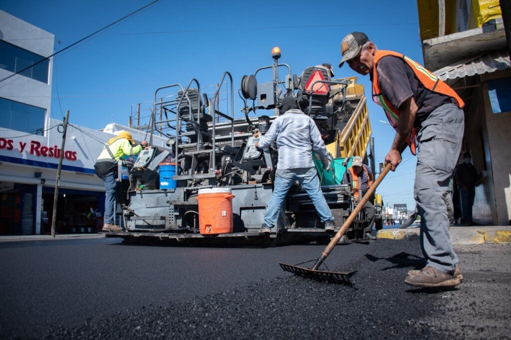 Trabajadores en obra de reencarpetado