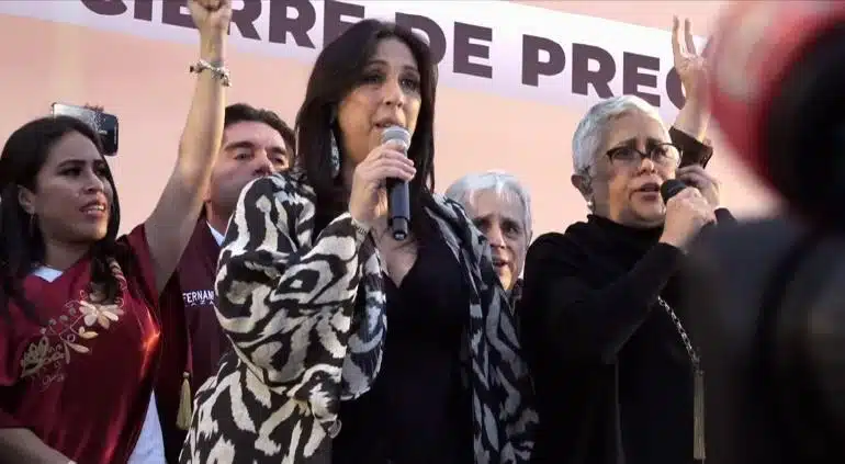 Mujeres cantando el Himno Nacional